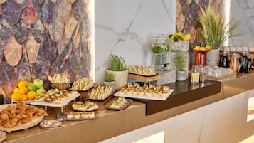 Daily cooked-to-order breakfast (UAH 550 per person)