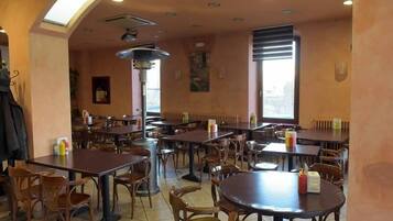 Se sirven desayunos, comidas, cenas y cocina mediterránea