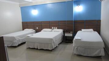 Suite económica | Minibar, escritorio, tabla de planchar con plancha y camas extra