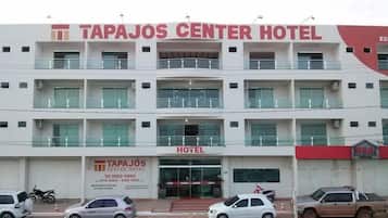Um edifício com vários andares e uma placa com a inscrição