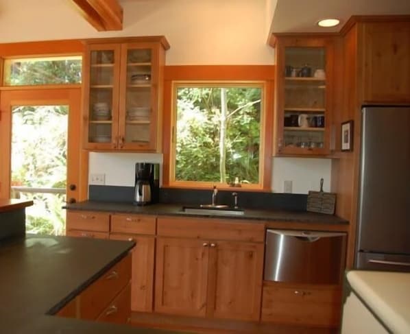House, 2 Bedrooms, Lake View, Lakeside | Private kitchen
