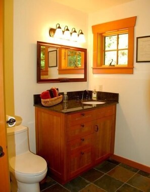 Ferienhaus, 2 Schlafzimmer, Seeblick, Seeseite | Badezimmer | Badewanne und Dusche (separat), Haartrockner, Handtücher