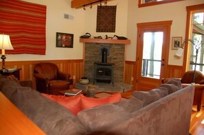 Living area - Goss Lake Chalet (Langley)