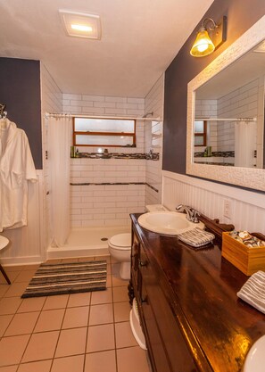 House, 3 Bedrooms, Sea View | Bathroom amenities | Separate tub and shower, towels - Camano Vista Paradise (Greenbank)