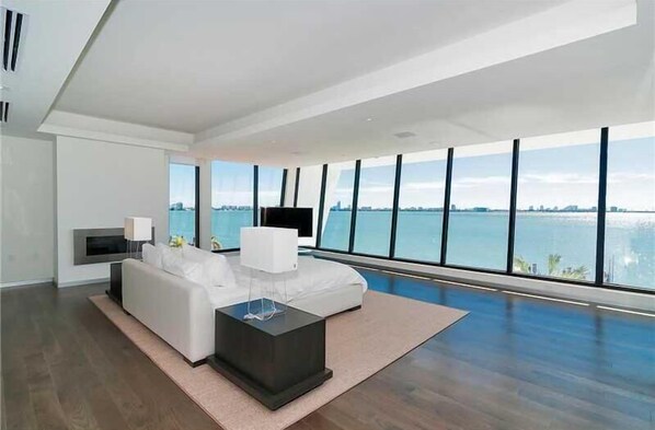 45-英寸智能电视（配备有线频道）、电视、Netflix