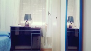 In-room safe, individually decorated, individually furnished, desk - B&B Piazza Ragusa (Rome)