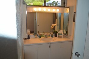 Standard Apartment, 2 Bedrooms | Bathroom | Combined shower/bathtub, towels - 1612 Watergate (St. Thomas)