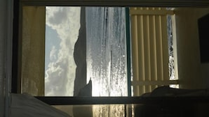 Ein Fenster mit Blick auf Himmel und Wolken.