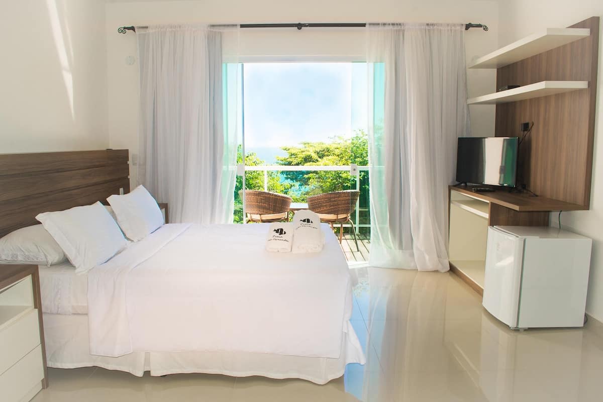 Frigobar, cofres nos quartos, cortinas blackout, roupa de cama