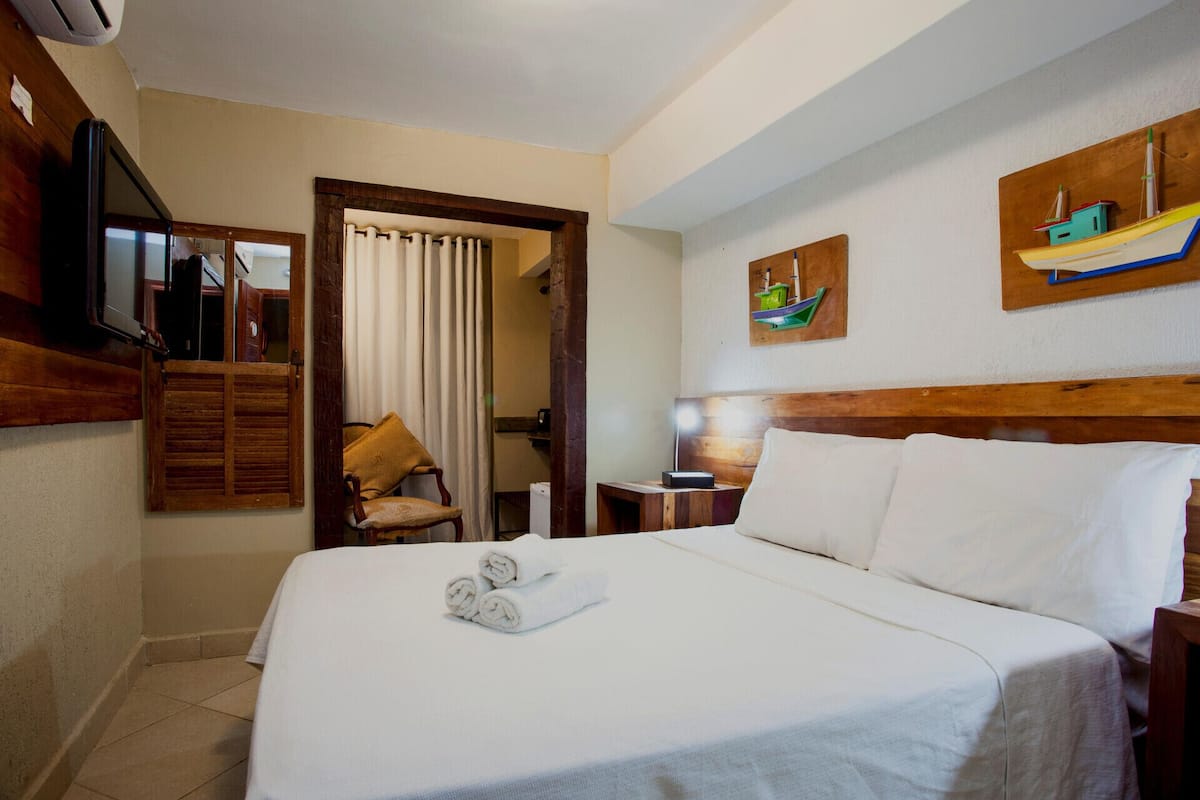 Frigobar, cofres nos quartos, cortinas blackout, roupa de cama