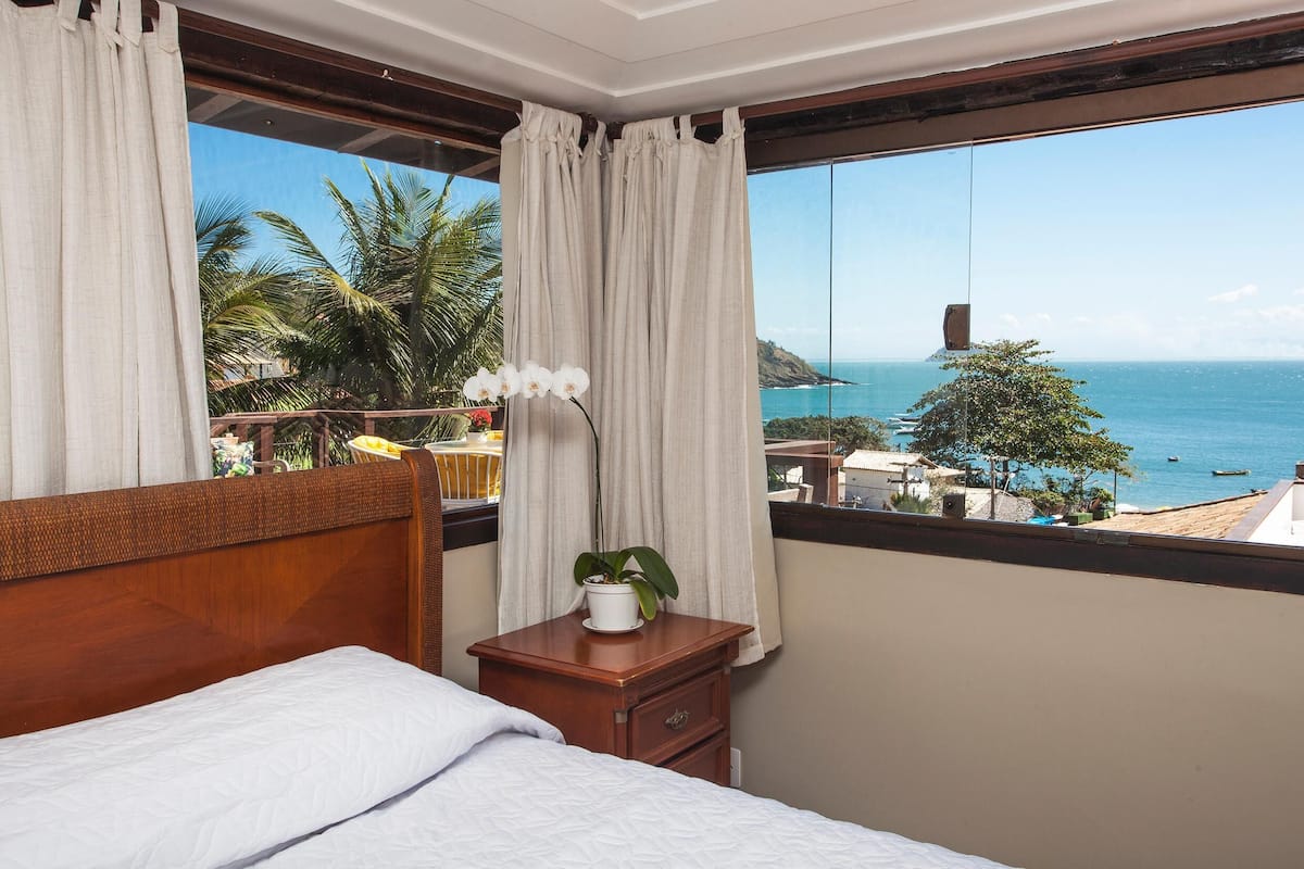 Frigobar, cofres nos quartos, cortinas blackout, roupa de cama