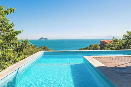 TV LED. Pousada Praia João Fernandes