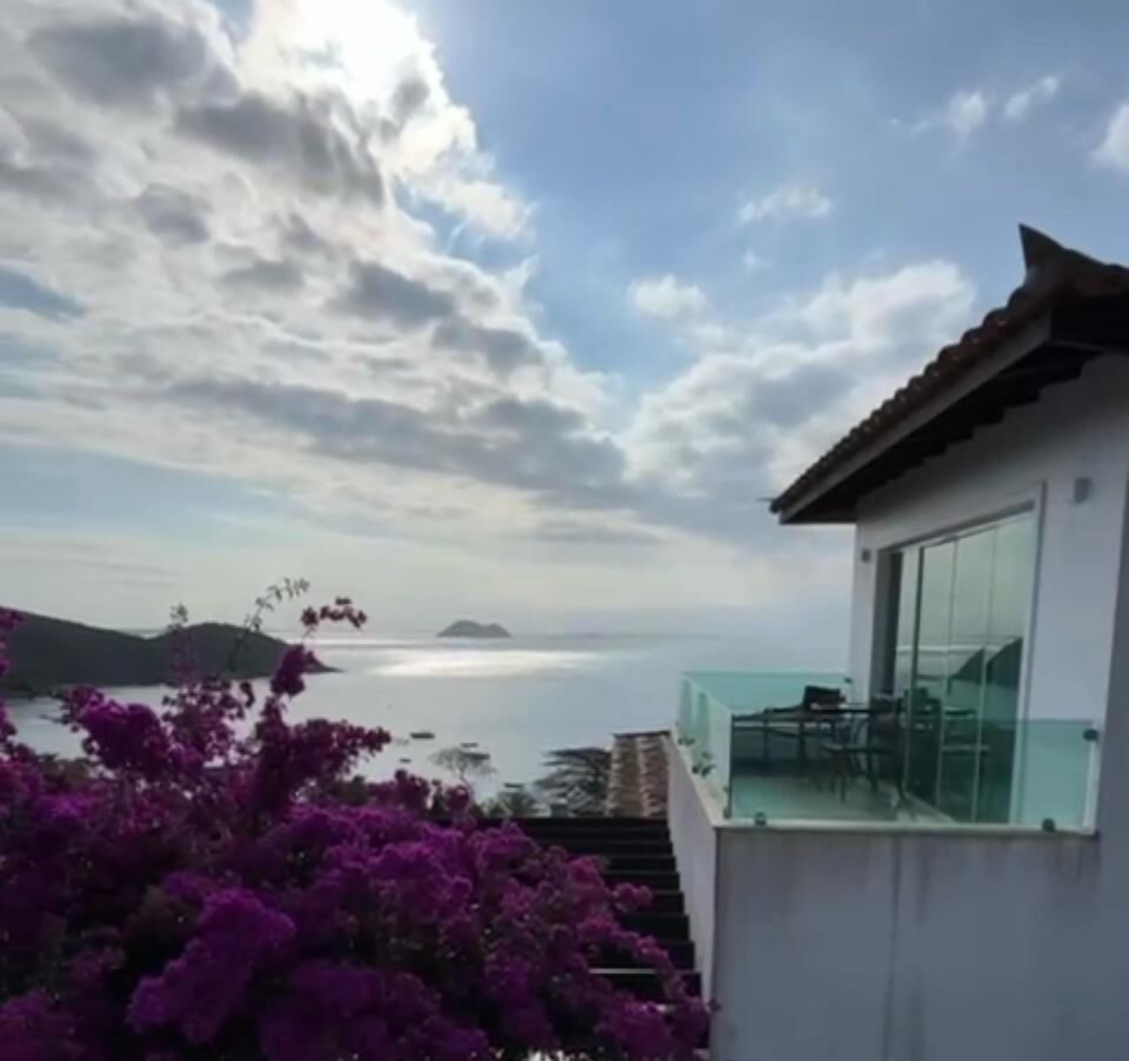 Minibar, caja de seguridad en la habitación y cortinas blackout 
