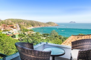 Suíte luxo, 1 quarto, vista para o mar | Frigobar, cofres nos quartos, cortinas blackout, roupa de cama