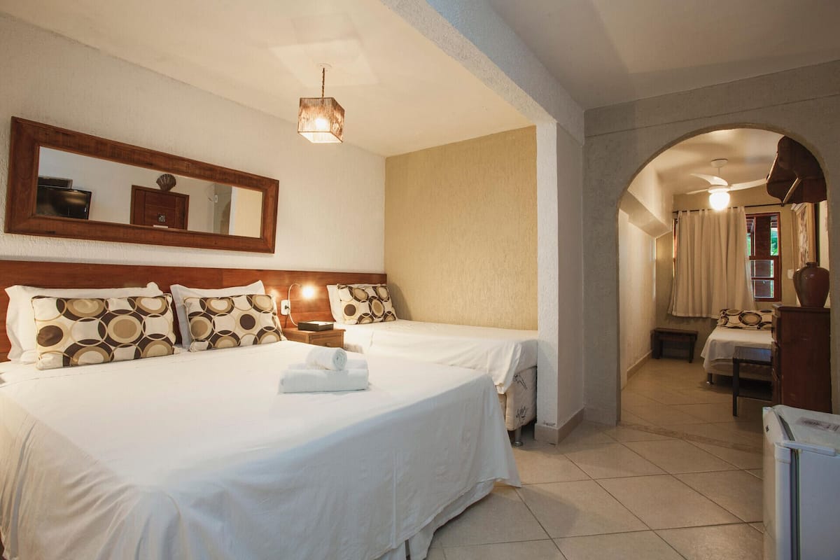 Frigobar, cofres nos quartos, cortinas blackout, roupa de cama