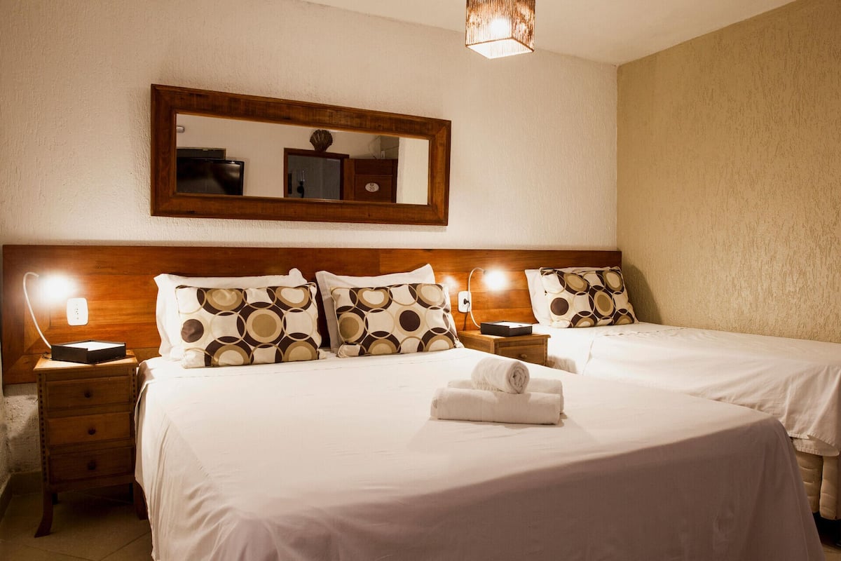 Frigobar, cofres nos quartos, cortinas blackout, roupa de cama