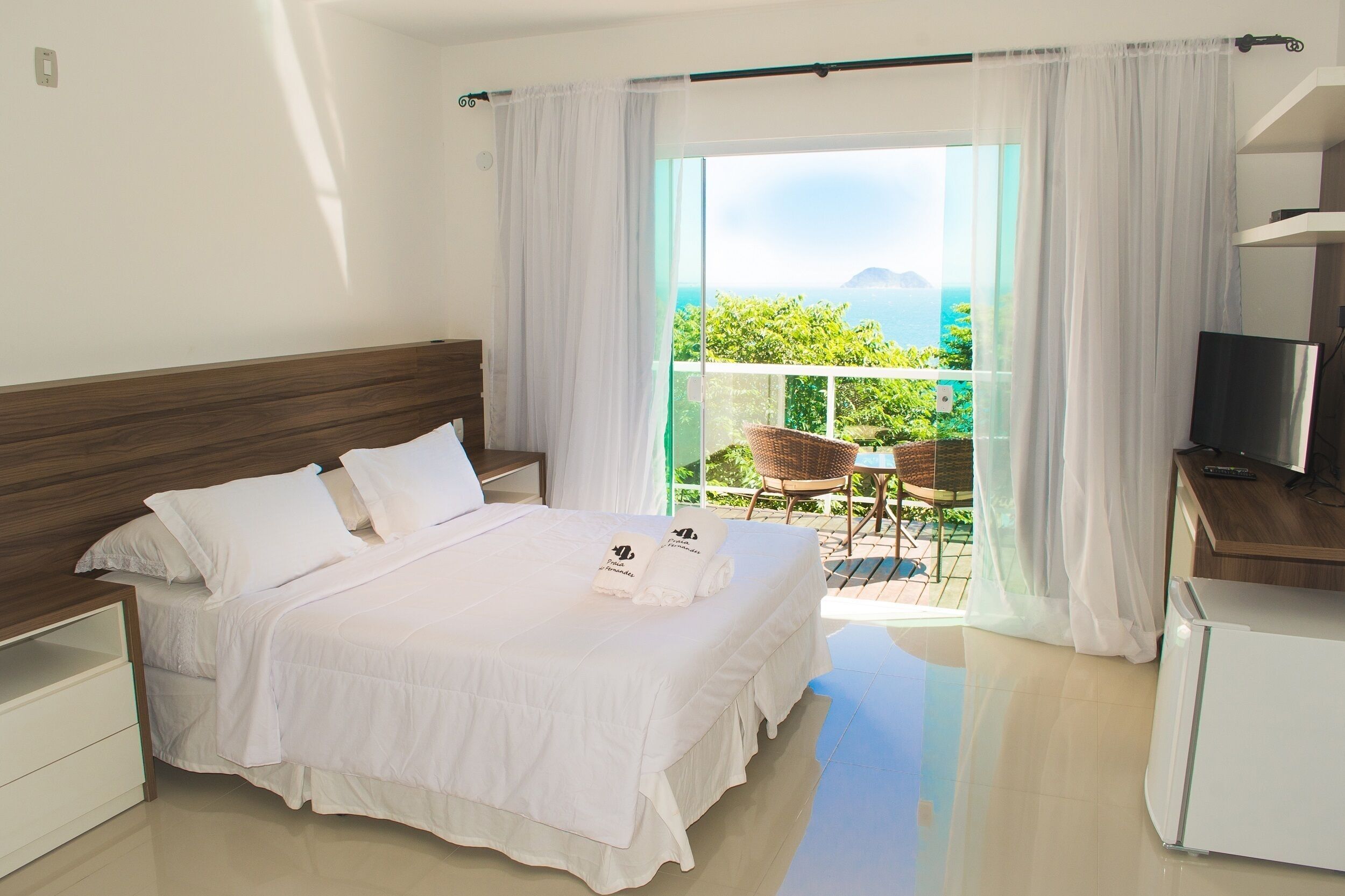 Minibar, coffres-forts dans les chambres, rideaux occultants