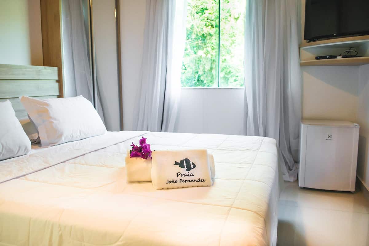 Frigobar, cofres nos quartos, cortinas blackout, roupa de cama