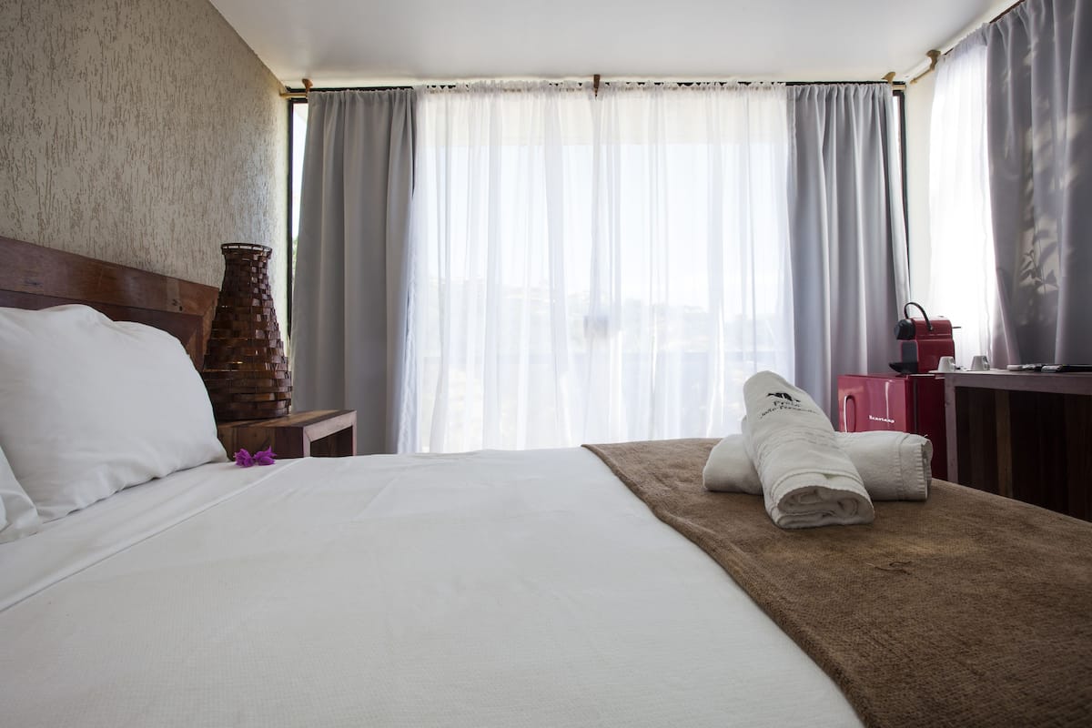 Minibar, coffres-forts dans les chambres, rideaux occultants