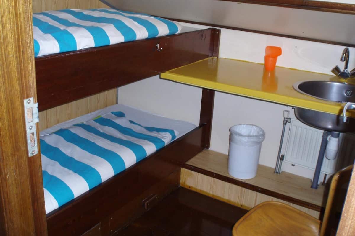 Chambre avec lits jumeaux, salle de bains commune