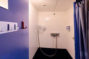 Douche, sèche-cheveux, serviettes fournies, savon
