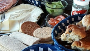 Un buffet de petit-déjeuner proposant une variété d’aliments, notamment du pain, des viennoiseries, des œufs et des condiments.