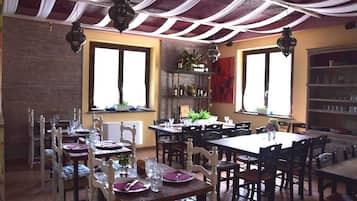 Phục vụ bữa sáng, bữa trưa, bữa tối, món chay