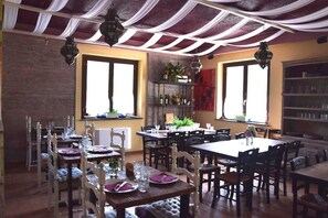 Se sirven desayunos, comidas, cenas y cocina vegetariana