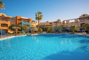 3 개의 야외 수영장, 수영장 파라솔, 일광욕 의자