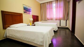 Minibar, caja de seguridad en la habitación y escritorio