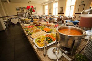 Ze serveren er ontbijt, lunch en diner 