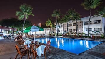 Utendørsbasseng og solsenger