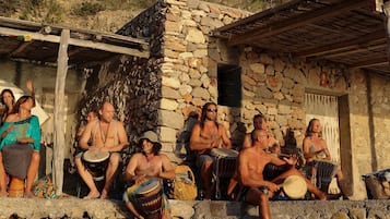 Di pantai, pasir putih, kursi berjemur, dan payung pantai