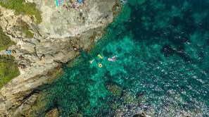 Am Strand, weißer Sandstrand, Liegestühle, Sonnenschirme