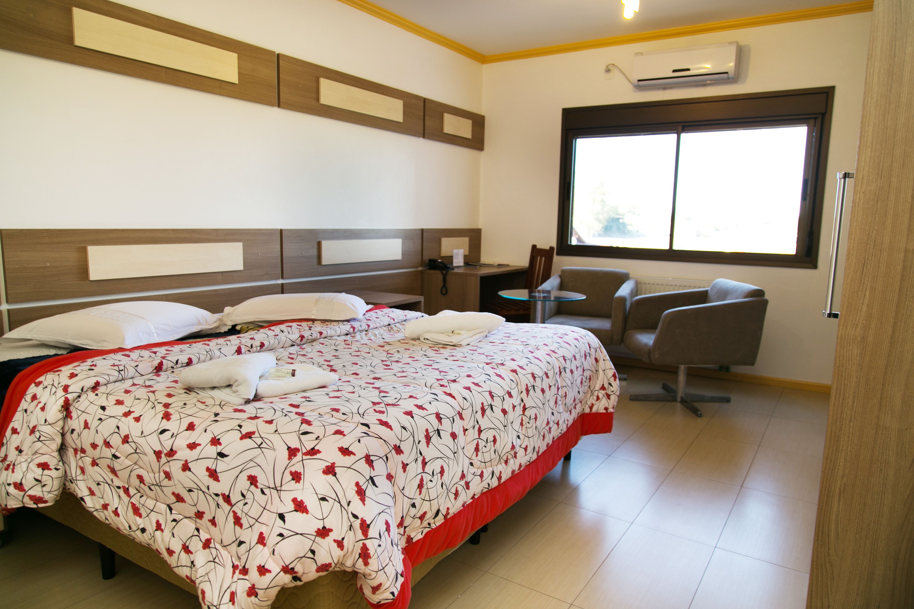 Suíte, 1 quarto, banheira de imersão | Frigobar, escrivaninha, quartos à prova de som