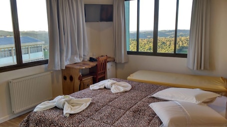 Habitación Deluxe | Minibar, escritorio, sistema de insonorización y camas supletorias. Bemtevi Hotel e Restaurante