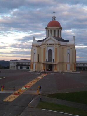 Una iglesia grande con una cúpula destacada y un campanario.