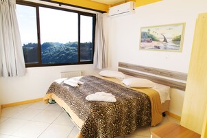 Frigobar, escrivaninha, quartos à prova de som