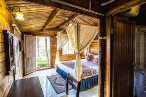 Superior Wooden Villa | Egyptian cotton sheets, premium bedding, Select Comfort beds - Mahodadhi Palace (Puri)