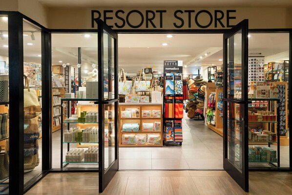 Una tienda en un resort, con vitrinas y estantes repletos de diversos artículos.