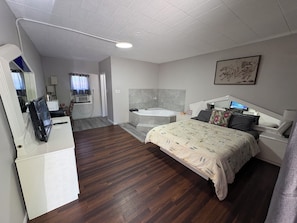 Romantic Room, 1 Bedroom | Individually decorated, individually furnished, desk, laptop workspace - Advance Inn (Niagara Falls)