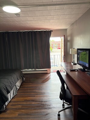 Standaard kamer, 1 kingsize bed | Individueel gedecoreerd, individueel gemeubileerd, een bureau