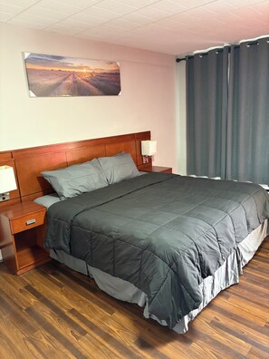 Standaard kamer, 1 kingsize bed | Individueel gedecoreerd, individueel gemeubileerd, een bureau
