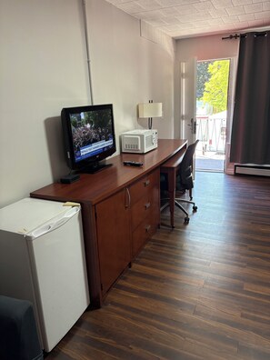 Standard Room, 2 Queen Beds | Living area | 47-inch LED TV with cable channels - Advance Inn (Niagara Falls)