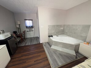 Romantic Room, 1 Bedroom | Living area | 47-inch LED TV with cable channels - Advance Inn (Niagara Falls)
