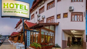 A hotel with a sign reading "HOTEL Urubici Park Hotel".
