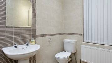 Apartment, Private Bathroom (Occupancy 7) | Bathroom