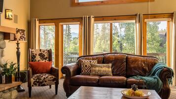 Luxury House, 6 Bedrooms | Living room | DVD player