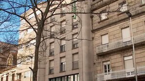 A multi-story building with a sign for "HOTEL MANDARIN." - Hotel Madrid (Pontevedra)