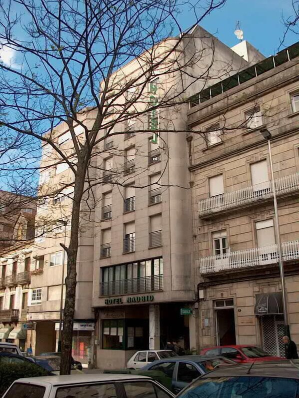 A multi-story building with a sign for "HOTEL MANDARIN." - Hotel Madrid (Pontevedra)